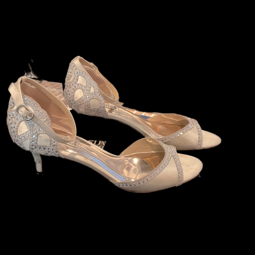 Badgley Mischka size 8 1/2 ivory wedding/ formal shoe